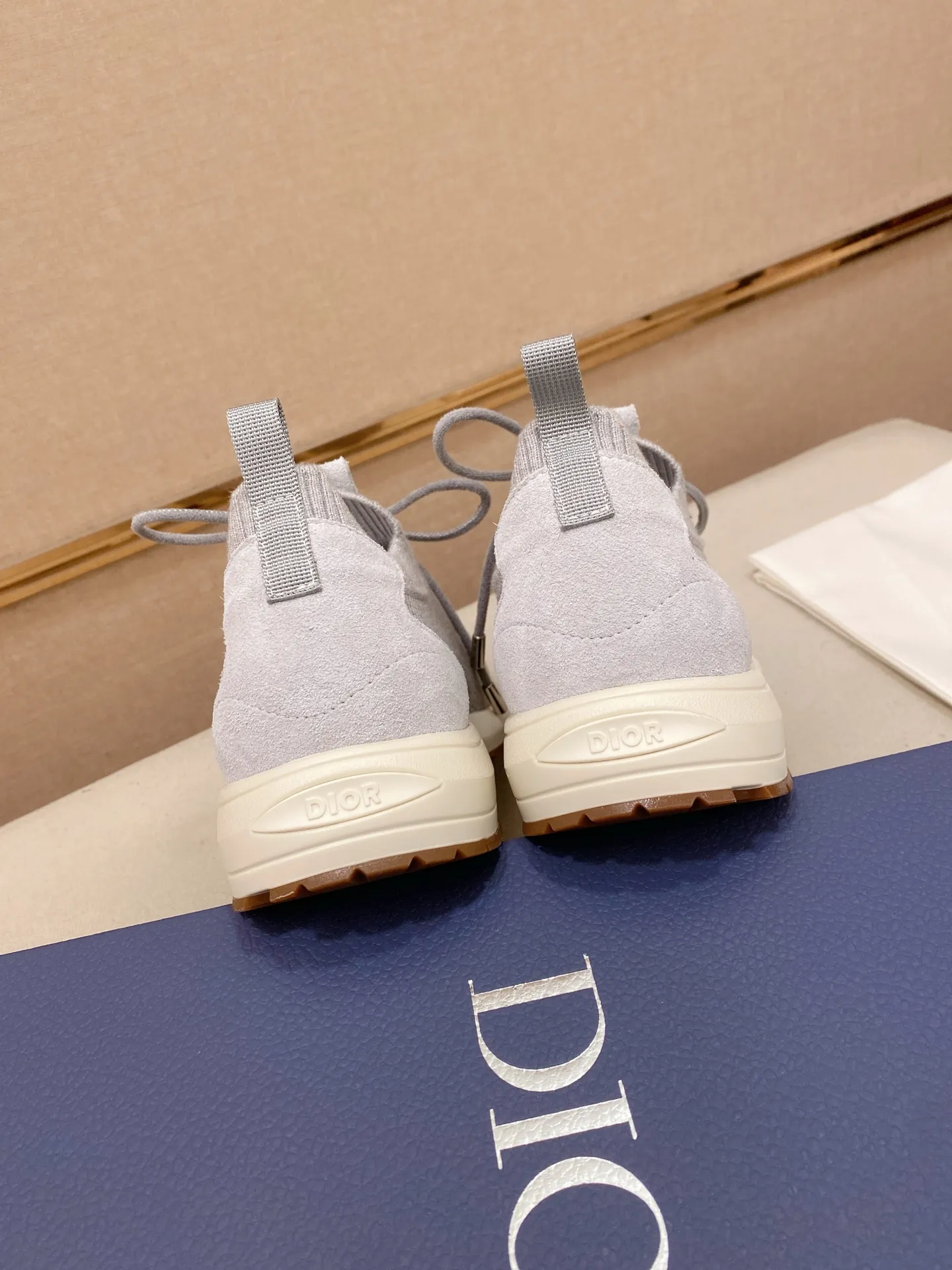 Factory price: 420💰Dior's latest men's fashion sneakers. This item draws inspiration from retro jogging shoes. Featuring a thick, low-top design, it features a mesh fabric upper and an ultra-light rubber foam sole. The side is decorated with an embossed "Di~r" logo. Code number: 39-44 (order 38, 45, 46)